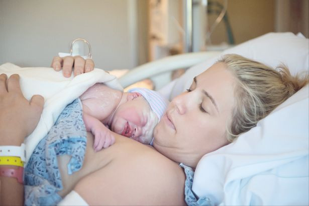 Trong quá trình sinh ra, nếu em bé bị tác động nhiều, bé sẽ "ị" phân su.