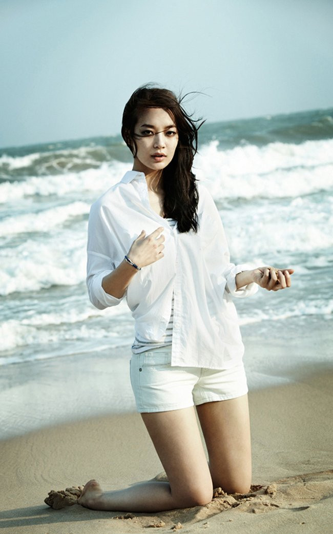 Shin Min Ah gây ấn tượng với nhiều bộ phim như Bạn gái tôi là Hồ ly, Arang sử đạo truyện, A Million,.. còn So Ji Sub được khán giả Việt biết tới với các bộ phim Giày thủy tinh, Xin lỗi anh yêu em..