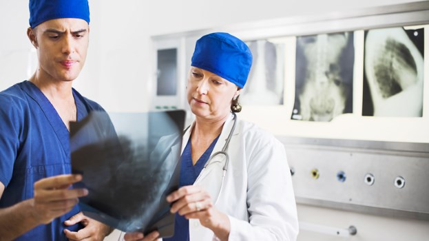 Theo tác giả một nghiên cứu về việc chẩn đoán sai của các bác sĩ tại Mỹ, bệnh nhân có nguy cơ cao bị bác sĩ chẩn đoán sai nếu họ mắc một bệnh hiếm gặp, hoặc một bệnh thường gặp nhưng lại không có biểu hiện bệnh điển hình.
