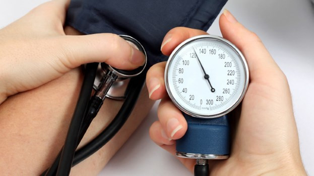 Theo Hiệp hội tim mạch Mỹ, bệnh nhân trẻ tuổi bị đột quỵ dễ bị nhầm tưởng là chóng mặt, đau nửa đầu và ngộ độc rượu. Biểu hiện của bệnh này, bất kể tuổi tác, là có vấn đề về thị giác, tê mặt, nhầm lẫn, nhức đầu, gặp vấn đề với đi và nói.