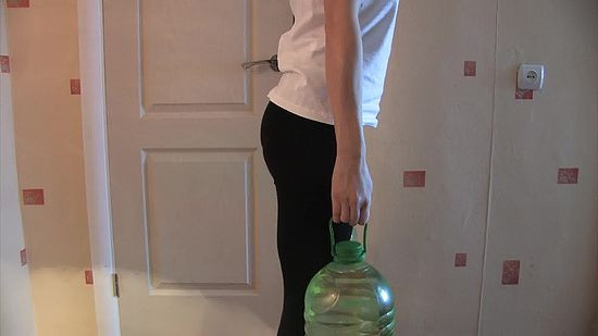 Khi bị chứng đau lưng dưới, tuyệt đối không được mang vác nặng.