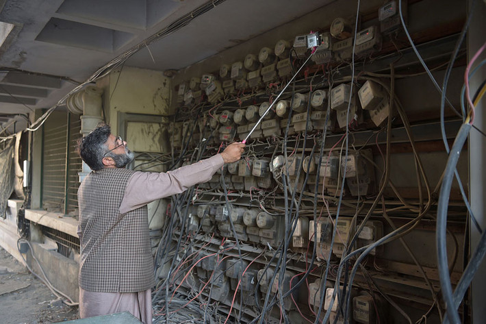 Một ngừoi đàn ông ở Pakistan làm việc cho công ty IESCO sử dụng điện thoại thông minh để ghi chỉ số công tơ điện. Ảnh: Theatlantic.
