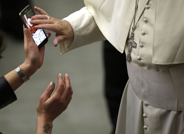 Thời buổi 4.0, giáo hoàng Pope Francis thậm chí còn sẵn sàng... ban phước thông qua gọi điện thoại video trực tuyến. Ảnh: Theatlantic.