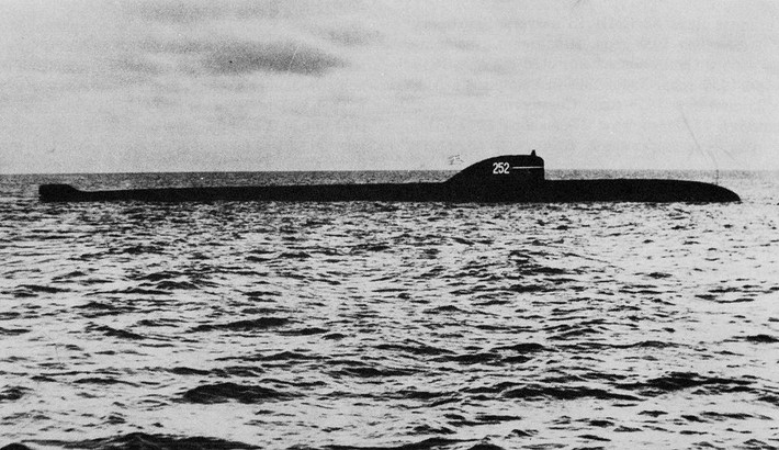 Tháng 4/1970, tàu ngầm K-8 thuộc Đề án 627 của Liên Xô đã bị chìm sau một vụ cháy ngoài biển. Thực tế khi vụ cháy xảy ra, toàn bộ thuỷ thủ đoàn đã thoát được ra ngoài vì khi đó tàu vẫn nổi. Ảnh: Photoarchive.