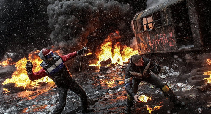 Theo đó ngày 24/2/2014, Tổng thống Yanukovich bị phe đối lập kết tội "chống lại nhân dân" khi ra lệnh cho lực lượng an ninh trấn áp mạnh tay với người biểu tình, còn phương Tây mà rõ hơn là Liên minh châu Âu muốn Tổng thống Yanukovich từ chức và nhận trách nhiệm về cái chết của ít nhất 77 người biểu tình trong phong trào Maidan vốn nổ ra từ cuối năm 2013. Tuy nhiên, ở chiều ngược lại Nga khẳng định sẽ chỉ công nhận chính quyền của ông Yanukovich, tuy nhiên ông này lại bất ngờ biến mất khỏi thủ đô Kiev. Nguồn ảnh: Reuters.