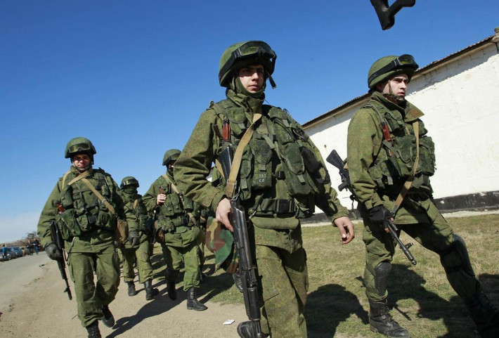 Ngày 1/3/2014, Tổng thống Nga Vladimir Putin được Duma quốc gia phê chuẩn việc điều quân tới Ukraine. Nhà Trắng cảnh báo Nga về việc có thể cấm vận kinh tế và chính trị nước này. Trong khi đó ở khắp Ukraine, người ủng hộ Nga đòi miền Nam và Đông nước này tách khỏi Ukraine giống như trường hợp của Crimea. Nguồn ảnh: Reuters.