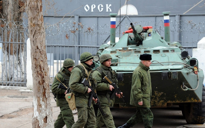 Và kể từ khi sáp nhập bán đảo Crimea, Nga cũng kiểm soát luôn toàn mọi hoạt động hàng hải xung quanh bán đảo này, cũng như vùng biển Azov và eo biển Kerch trước sự phản đối của Ukraine. Và chính điều này đã dẫn tới sự kiện tàu Biên phòng Nga nổ súng, bắt ba tàu chiến Ukraine vào hôm 25/11/2018 vừa qua khi các tàu này cố tiến vào biển Azov. Nguồn ảnh: Reuters.
