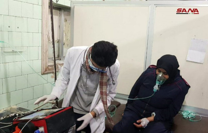 Hiện tại quân đội chính phủ Syria đã tiến hành cuộc tấn công trả đũa vào khu vực ngoại ô Aleppo trong khi các hoạt động cứu hộ vẫn tiếp tục được diễn ra và con số thương vong đang không ngừng tăng lên. Nguồn ảnh: Sana.