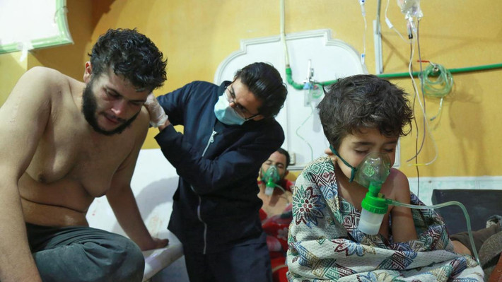 Người đứng đầu cơ quan y tế của Aleppo, ông Ziad Haj Taha, cho biết nhiều mạng sống của thường dân đã được cứu bởi các quân nhân Syria - những người đã nhanh chóng đưa các nạn nhân đến bệnh viện sau khi nhà ở của họ bị trúng đạn pháo và khí clo. Nguồn ảnh: CNBC.