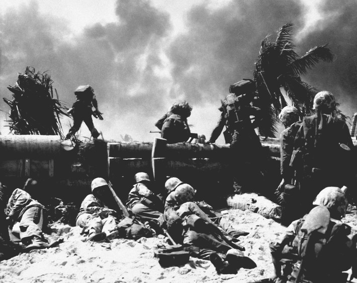 Bắt đầu từ ngày 20/11/1943, Hải quân Mỹ bắt đầu tung các đơn vị Thủy quân lục chiến đầu tiên lên chiến trường Tarawa... sau 4 tháng ném bom huỷ diệt hòn đảo này. Đây cũng là một phần của Chiến dịch quần đảo Gilbert và Marshall. Nguồn ảnh: BI.