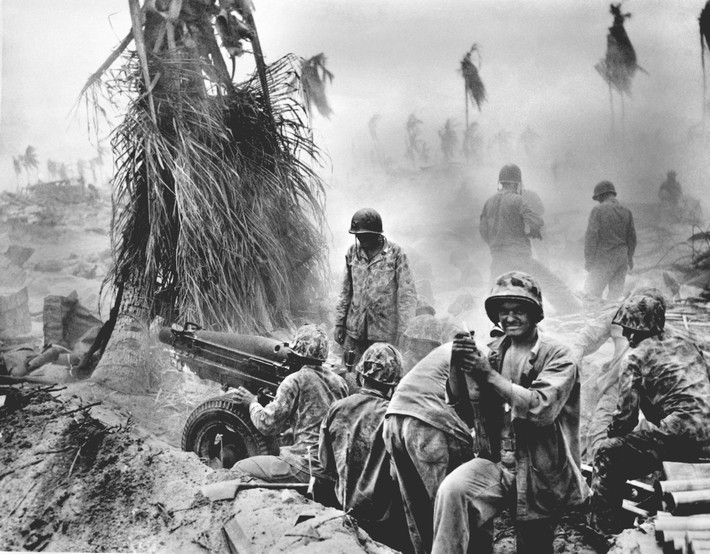 Tarawa cũng không phải ngoại lệ, đợt đổ quân đầu tiên tiếp cận bờ trong khoảng 9:00 sáng nhưng phải tới tận 11:00 - nghĩa là sau khi đợt hai đổ bộ hết, quân đội Mỹ mới bắt đầu được thế tiến công trên bãi biển. Nguồn ảnh: BI.