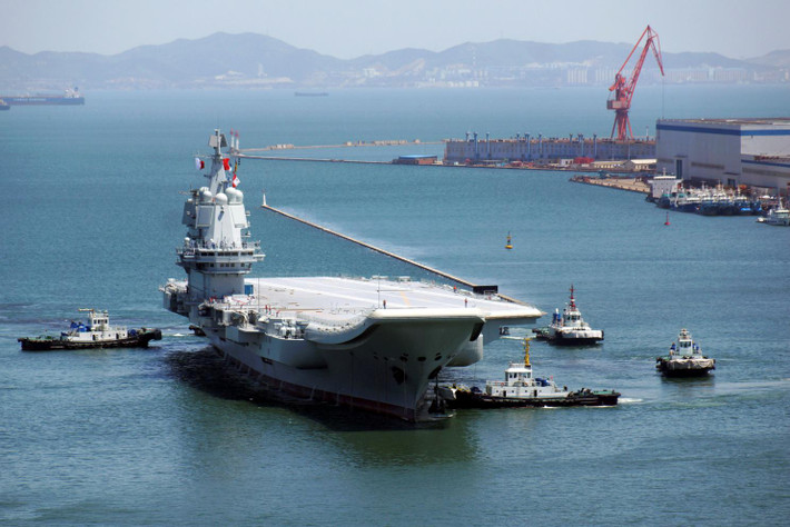 Trong khi đó, tàu sân bay Type 001A - tàu sân bay đầu tiên được Trung Quốc tự đóng mới trong nước lại được coi là phiên bản nâng cấp của tàu Liêu Ninh với các công nghệ mới được áp dụng như hệ thống radar mới, hệ thống đường băng cất - hạ cánh kiểu mới và tháp chỉ huy có kích thước nhỏ hơn. Nguồn ảnh: BI.