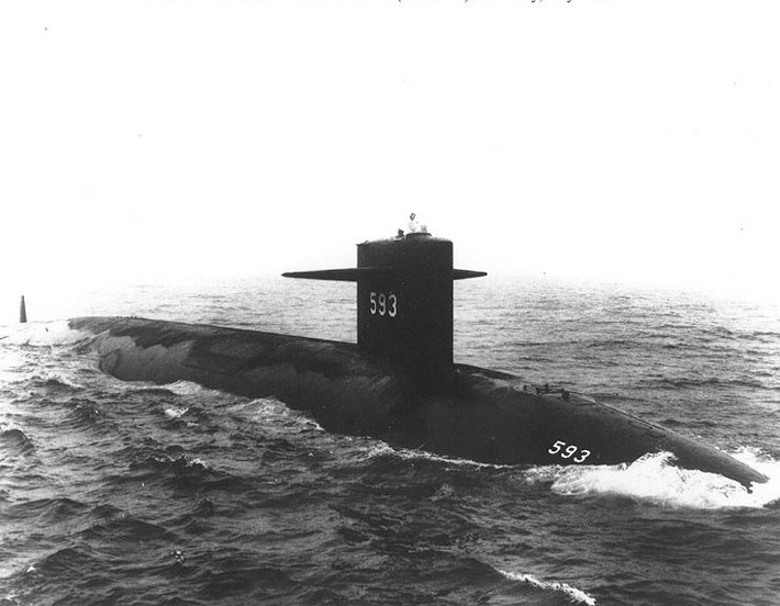 Cuối cùng là thảm hoạ tàu ngầm hạt nhân thứ hai của Mỹ xảy ra vào năm 1963 với tàu ngầm USS Thresher. Ngày 10/4/1963, tàu USS Thresher đã chìm cùng 129 thuỷ thủ đoàn trên tàu. Đây cũng là tàu ngầm hạt nhân đầu tiên trên thế giới gặp tai nạn và là vụ tai nạn tàu ngầm hạt nhân có nhiều người thiệt mạng nhất tính cho tới tận ngày nay. Ảnh: NI.