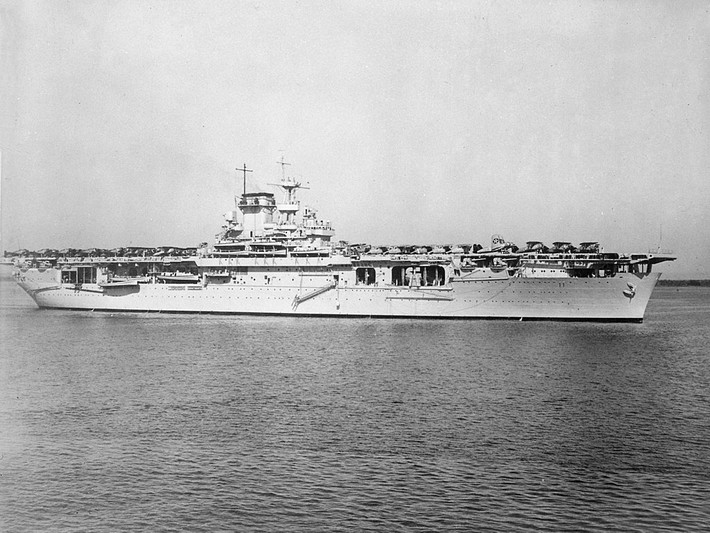 Hoa tiêu trên tàu USS Wasp phát hiện ra ngư lôi đang nhắm vào vị trí của mình lúc 14:44 - gần như cùng lúc so với hai tàu đồng đội của mình. Tuy nhiên do thân hình quá nặng nề, USS Wasp dù bẻ lái phải hết cỡ cũng không thể tránh khỏi số phận nghiệt ngã. Nguồn ảnh: Warhistory.