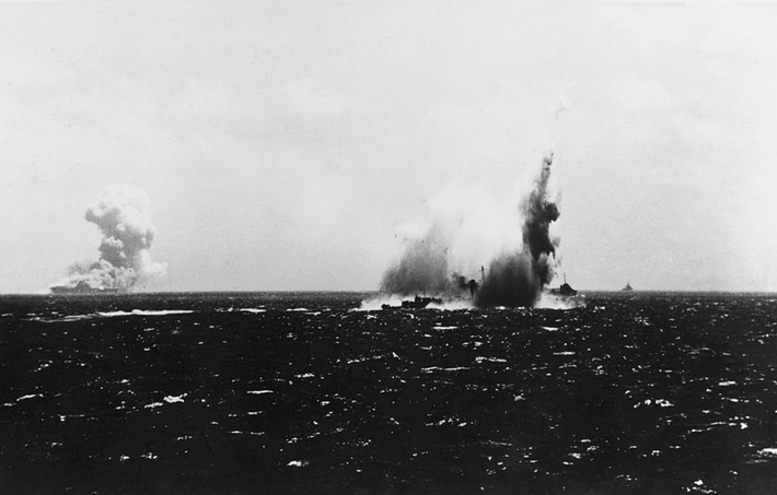 Vụ việc xảy ra vào ngày 15/9/1942 trên biển Thái Bình Dương. Loạt ngư lôi 6 quả phóng cùng lúc từ tàu ngầm I-19 của Hải quân Nhật đã đánh chìm tàu sân bay USS Wasp, làm hư hại nặng thiết giáp hạm USS North Carolina và khu trục hạm USS O'Brien. Nguồn ảnh: Warhistory.