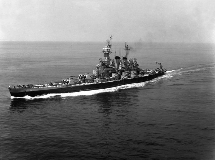 Tuy nhiên, thiết giáp hạm USS North Carolina không hề rời bỏ vị trí của mình, nó vẫn tiếp tục giữ đội hình tiến công cùng các tàu bạn dù tốc độ tối đa khi đó của nó của còn 26 hải lý tương đương 48 km/h. Nguồn ảnh: Warhistory.