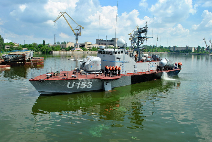 Tàu tên lửa duy nhất của Hải quân Ukraine là tàu U153 Pryluky có độ giãn nước chỉ 257 tấn. Đây là tàu tên lửa được đóng theo lớp Matka của Liên Xô và cũng đã được gia nhập biên chế từ năm 1980. Nguồn ảnh: Navalsorce.
