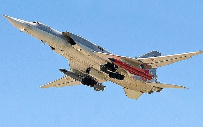 So với phiên bản Kh-22, hệ thống dẫn đường của tên lửa Kh-32 đã được thiết kế lại, giúp nó ít chịu ảnh hưởng từ hoạt động của các hệ thống tác chiến điện tử, cho dù là loại tiên tiến nhất.