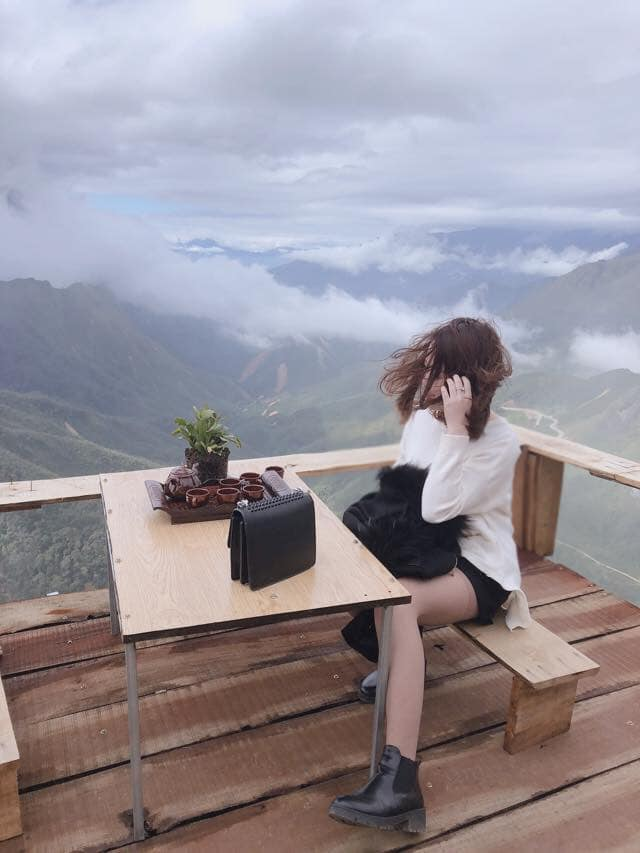 Những bức ảnh được chụp trên đỉnh Fanxipan dưới điều kiện thời tiết lạnh giá và sức gió cực mạnh đã quật tả tơi mái tóc của họ hiện đang "gây sốt" MXH.