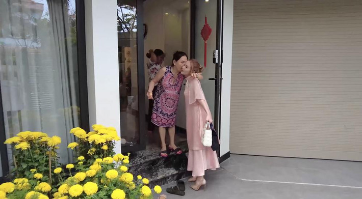 Mẹ chồng của Xoài Non rất yêu thương và thân thiết với con dâu, bà dành những nụ hôn, cái ôm ấm áp cho con dâu, tươi cười trò chuyện với Xoài Non thân hơn cả con trai. Ảnh: Cắt từ clip