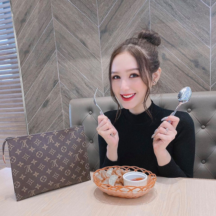 Điều khiến hot girl xinh đẹp có thêm niềm tin vào hôn nhân là sự yêu thương của gia đình chồng.
