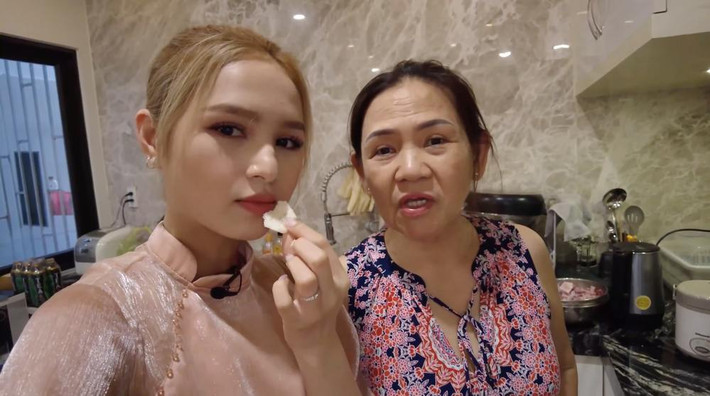 Trong vlog mới nhất của mình, gái xinh 2K đã có chia sẻ về lần đầu ăn Tết cùng gia đình chồng. Đặc biệt gây chú ý nhất chính là phát ngôn từ mẹ ruột Xemesis về con dâu Xoài Non. Ảnh: Cắt từ clip