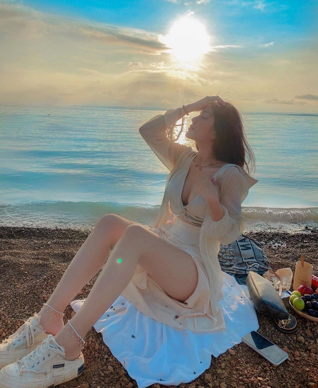 Trên trang cá nhân, hot girl Sài thành thường xuyên chia sẻ nhiều hình ảnh khoe dáng ngọc ngà, nuột nà. Dù còn nhỏ tuổi nhưng cô rất chú trọng tới việc tập luyện duy trì hình thể.