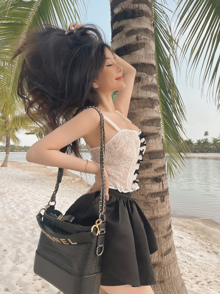 Không còn là một gương mặt xa lạ trong vũ trụ hot girl Sài Gòn, Võ Ngọc Trân gây ấn tượng với gương mặt xinh đẹp không góc chết, body cực chuẩn đồng hồ cát với vòng 1 nổi bật.