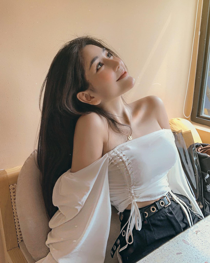 Nếu chăm chỉ like hình của Ngọc Trân thường xuyên bạn sẽ thấy cô nàng thường chọn những kiểu áo hở vai để khoe xương quai xanh, còn áo croptop thì khoe vòng eo con kiến. Ảnh: FBNV