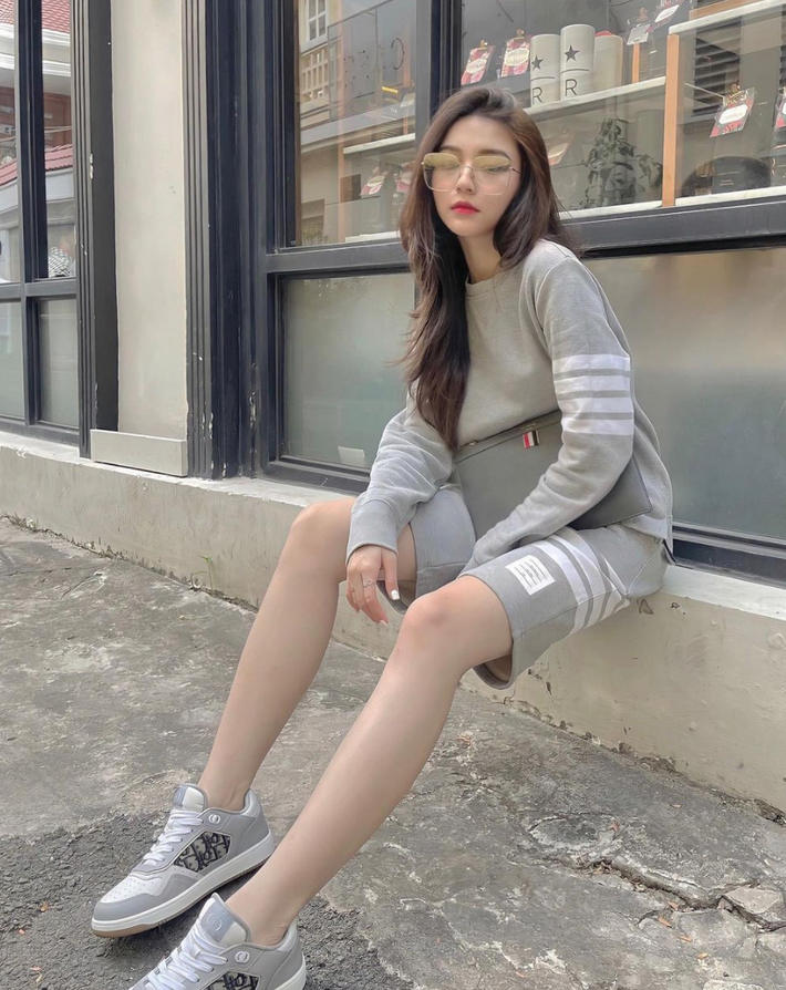 Cô nàng sở hữu số lượng người follow đáng ngưỡng mộ: 437 ngàn người với 3,4 kênh bán hàng online tương tự.