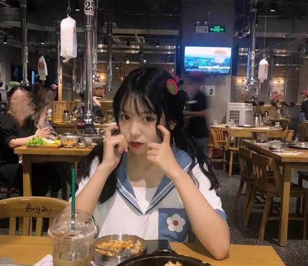 Hot girl có nick name Mứt Dâu bắt đầu hot lên nhờ nền tảng TikTok. Cô nàng sinh năm 2002 đến từ Nam Kinh (Trung Quốc).