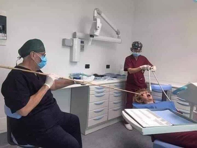 Đi khám răng mùa COVID, để đảm bảo an toàn cho nha sĩ và cả người bệnh họ đành dùng cách khám từ xa bằng ...gậy.