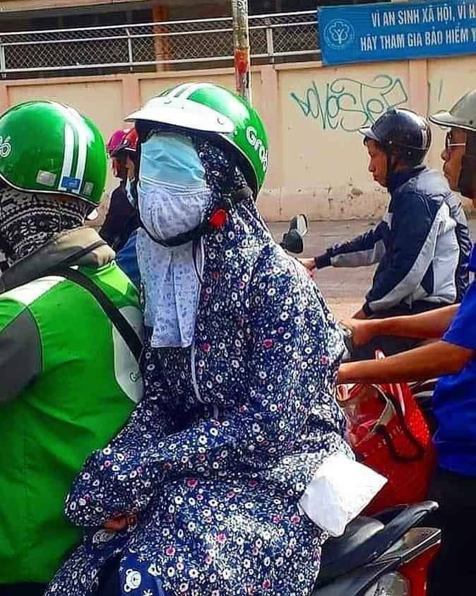 Đây không phải lần đầu tiên những hình ảnh phòng chống dịch bệnh được chia sẻ nhiều. Trước đó, trong các đợt bùng phát dịch những hình ảnh mọi người mặc áo mưa phòng tránh cũng đã từng xuất hiện trên các diễn đàn mạng.