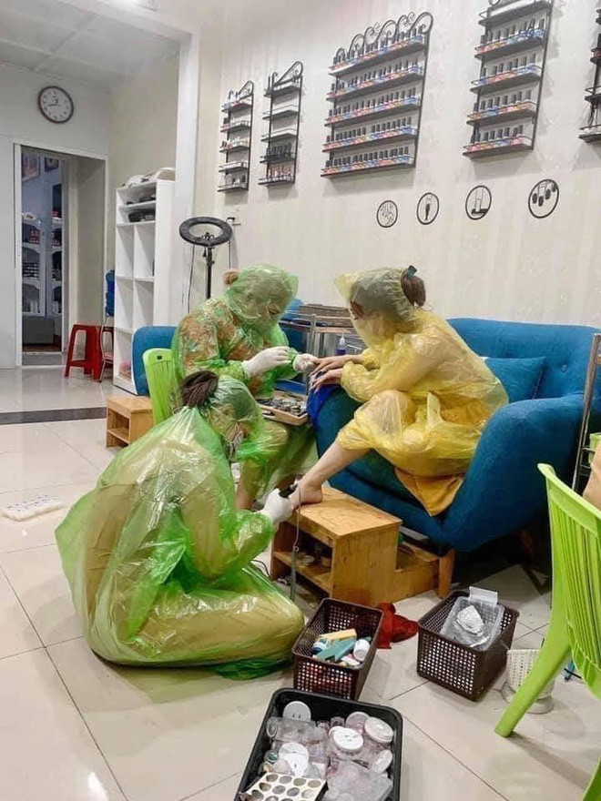 Mới đây, bức ảnh chụp cảnh một người phụ nữ làm nail đón Tết trong tình hình dịch COVID-19 gây chú ý mạng xã hội. Theo đó, hai nhân viên và 1 vị khách đã trùm kín mít áo mưa và đeo khẩu trang nhìn vảo chẳng thể phân biệt được ai, mặc dù làm đẹp thế nhưng họ vẫn chú trọng sự an toàn lên hàng đầu.