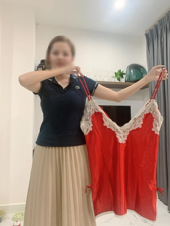 Khác hoàn toàn với tưởng tượng ban đầu về một chiếc váy ngủ vừa như in, có thể khoe rõ đường cong cơ thể thì sản phẩm nhận về lại rộng thùng thình, đến hai cô gái cũng có thể "chui" vừa.