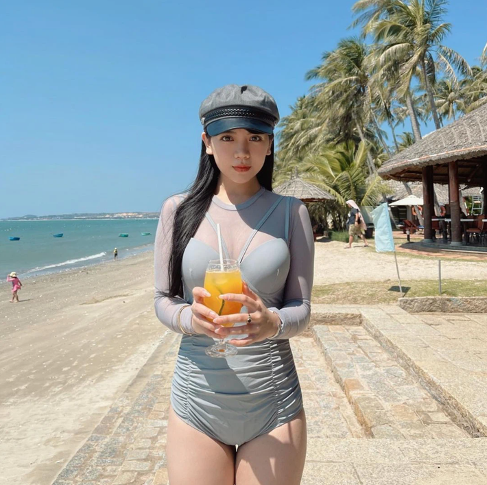 Gái xinh Instagram Bảo Hân Helia cũng gia nhập "đường đua bikini" ngay ngày đầu năm mới, những bức hình của cô gây chú ý không kém so với nhiều hot girl nổi tiếng khác.
