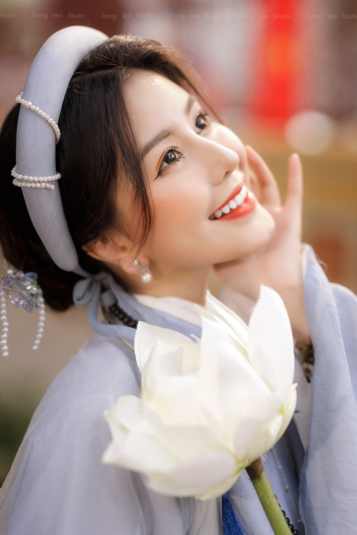 Sinh ra và lớn lên tại Sài Gòn, một thành phố hiện đại, năng động nhưng hot girl Võ Ngọc Trân lại hứng thú và yêu thích những thứ cổ xưa, hoài niệm.