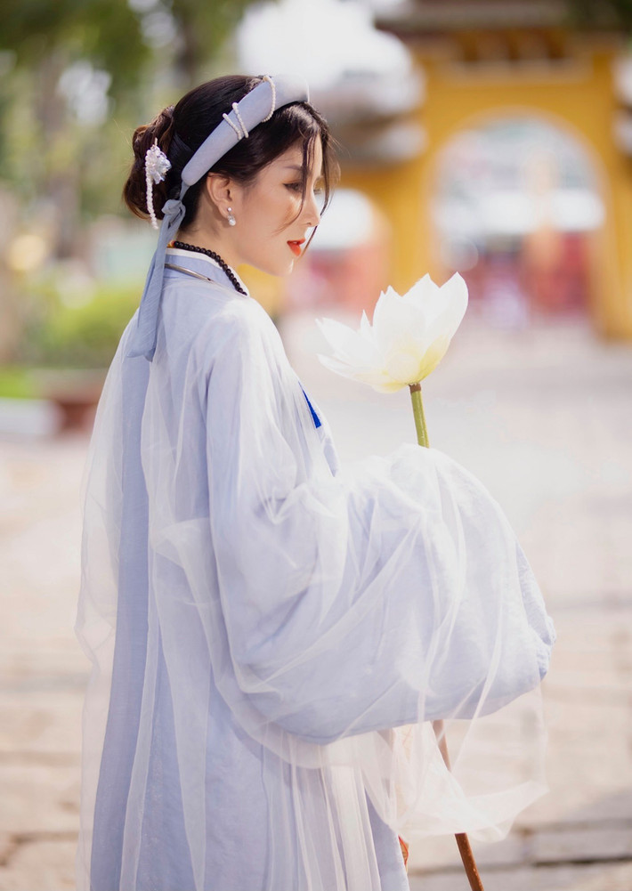 Sau khi bộ ảnh được đăng tải, nhiều bạn trẻ đã quan tâm và hỏi về áo Tấc mà Ngọc Trân mặc. Ảnh: FBNV