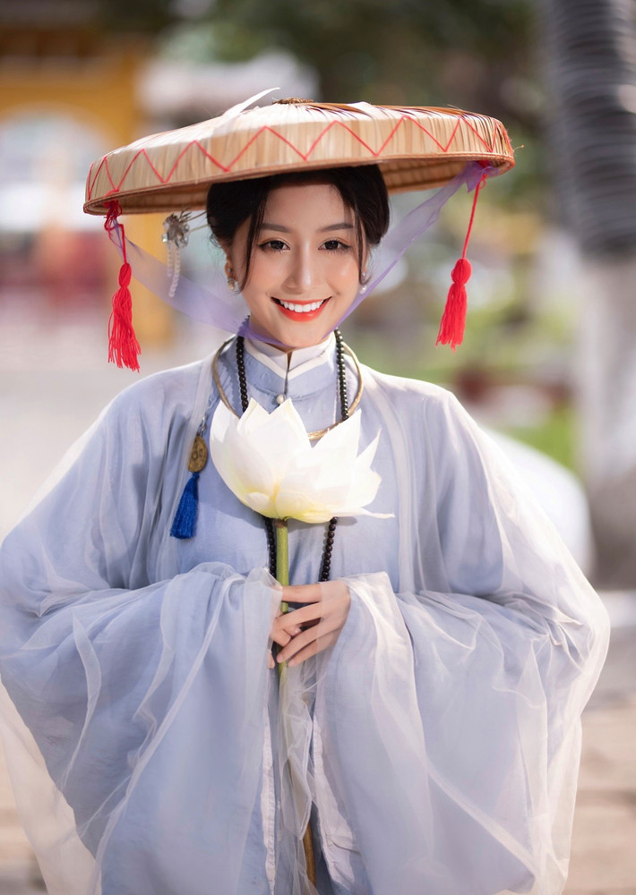 Mới đây hot girl Sài thành gây sốt MXH với bộ ảnh khoác lên mình chiếc áo Tấc truyền thống của Việt Nam. Bất ngờ hoá nàng thơ dịu dàng, Ngọc Trân khiến dân tình ngỡ ngàng bởi nhan sắc khác lạ ngày thường.