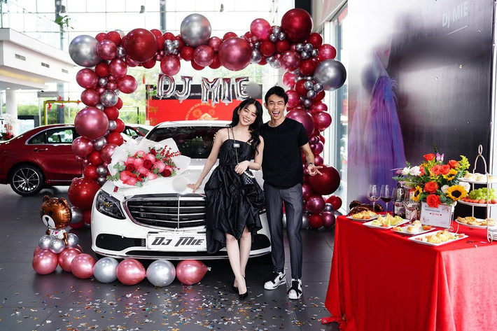 Cũng như nhiều mỹ nhân khác, cô khá phấn khích khi mua được ô tô mới và không quên chụp lại những khoảnh khắc mình được trải nghiệm dòng xe đắt đỏ.