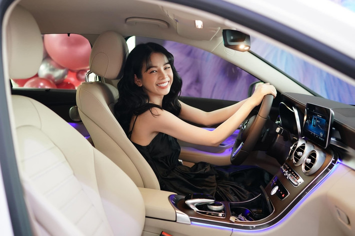 Ngoài việc làm chủ chiếc xe hạng sang thì cô còn được khán giả yêu mến, dành nhiều lời khen khi xuất hiện ở chương trình rap cực hot, chuyện tình cảm cũng luôn có người hâm mộ ủng hộ cho cặp đôi. Ảnh: FBNV