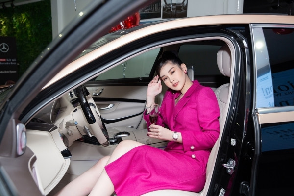 Được biết, chiếc xe ôtô mới của người đẹp thuộc dòng xe hạng sang đến từ Đức. Chiếc xe này có giá trị hơn 7 tỷ đồng.