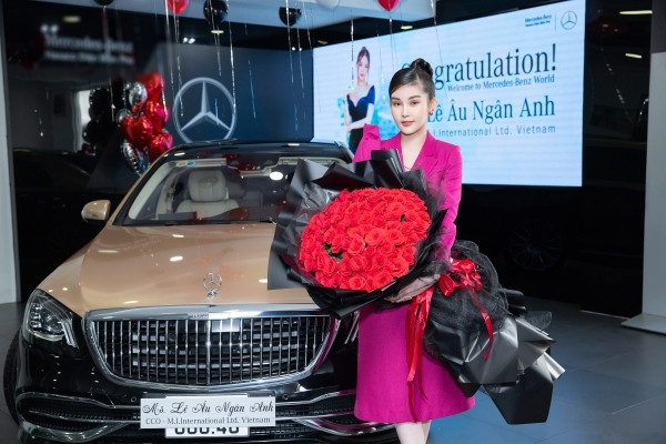 Được biết, Ngân Anh mua xe hơi bằng tiền tiết kiệm và tiền thưởng khi được lên chức.