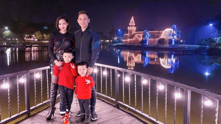 Đây không phải lần đầu tiên Tâm Tít mắc lỗi trang phục. Trong bức hình check-in đầy đủ gia đình vào dịp Noel năm 2019, cựu hot girl Hà Thành từng để lộ rõ vòng một qua lớp áo mỏng tang.