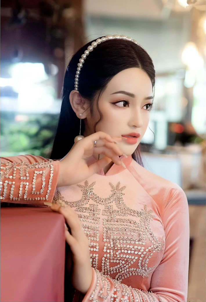 Ngoại hình hiện tại của gái xinh xứ Quảng là hoàn toàn tự nhiên, cô sở hữu đôi mắt to tròn từ nhỏ và làn da cũng trắng từ trứng nước. Lý do cô lên hình ấn tượng như vậy là nhờ trang điểm và công nghệ chỉnh sửa ảnh.