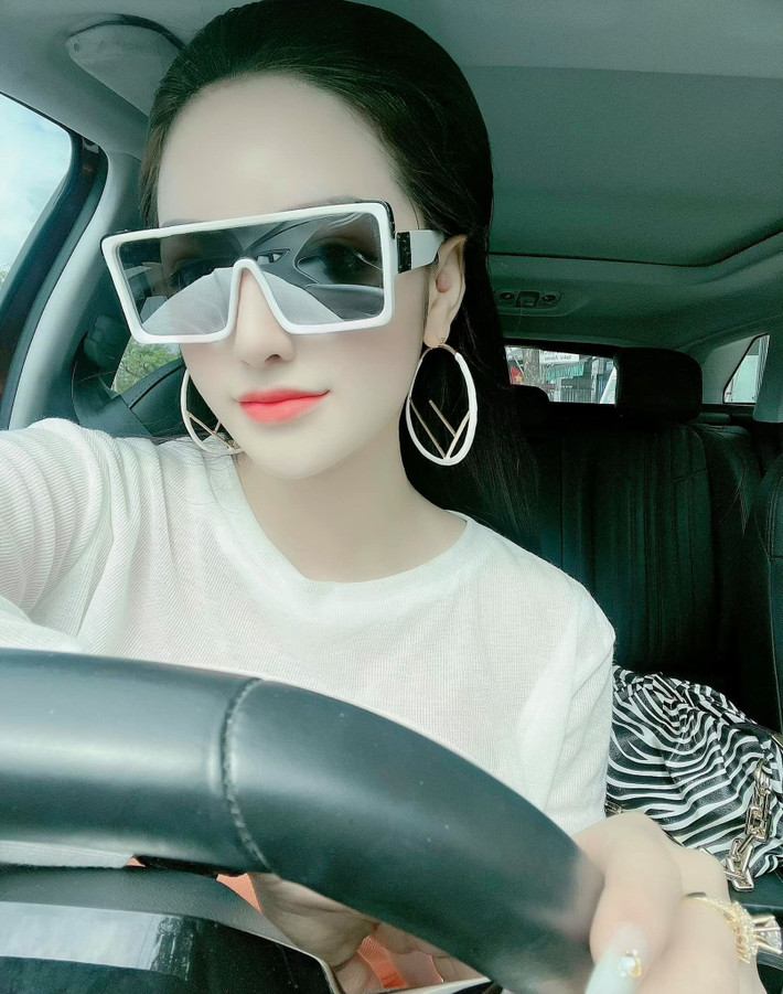 Loạt ảnh đăng tải trên mạng xã hội của nàng hot girl luôn tạo ra sức hút lớn vì đường nét trên gương mặt hoàn hảo đến khó tin.