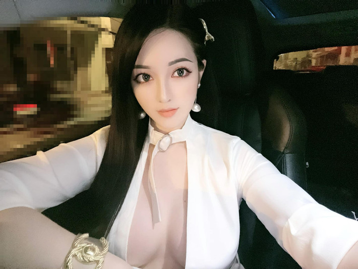 Đôi mắt to tròn, đôi môi nhỏ nhắn là điểm nhấn trên khuôn mặt của Tú Uyên.