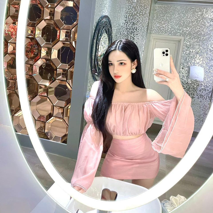 Tú Uyên sở hữu làn da trắng hồng và vóc dáng nóng bỏng ai nhìn cũng mê mẩn.