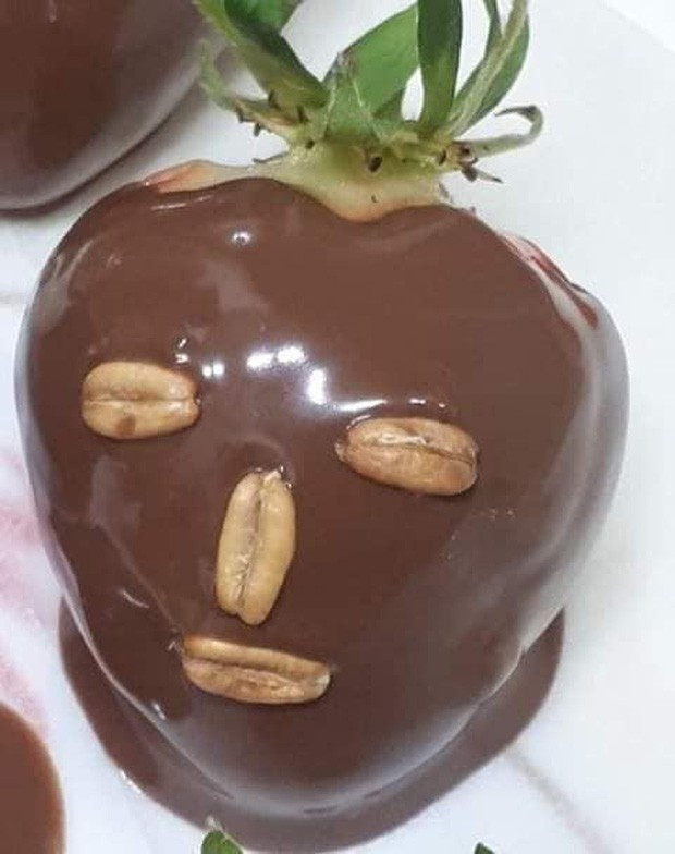 Cụ thể, những quả dâu tây được nhúng chocolate ngập rồi sau đó đặt hạt khô để tạo thành khuôn mặt trong đến hãi hùng.
