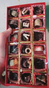 Trước đó, không ít lần dân mạng gặp phải những hộp quà Valentine "bá đạo" như chocolate mốc hay bị chảy,...